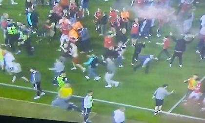 Ο αρχηγός της Σέφιλντ Γιουνάιτεντ δέχθηκε... χτύπημα από οπαδό της Νότιγχαμ που «μπούκαρε» μέσα!