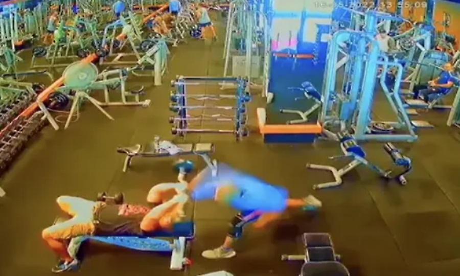 Τον χτύπησε στο κεφάλι με την μπάρα επειδή δεν σηκώθηκε από τον πάγκο στο γυμναστήριο!