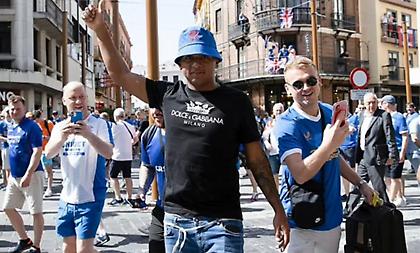 Παρέα με τους οπαδούς της Ρέιντζερς ο τραυματίας Μορέλος