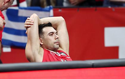 Η απογοήτευση του Μπαρτζώκα και των παικτών του Ολυμπιακού μετά το buzzer-beater του Μίτσιτς