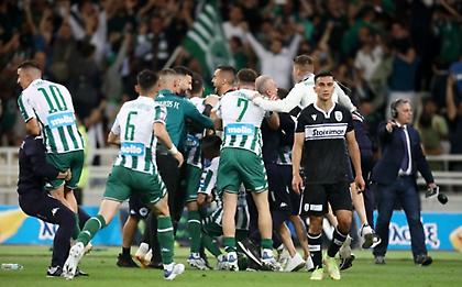 Ένα κουβάρι οι παίκτες του Παναθηναϊκού μετά τη λήξη του τελικού