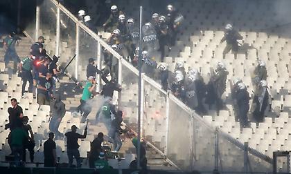 Επεισόδια στο ΟΑΚΑ: Οπαδοί Παναθηναϊκού και ΠΑΟΚ προσπάθησαν να σπάσουν τον αστυνομικό κλοιό!
