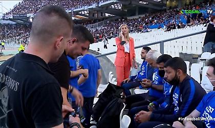 Μοιράστηκαν ακουστικά στην Εθνική τυφλών για να ακούσουν την μετάδοση του τελικού