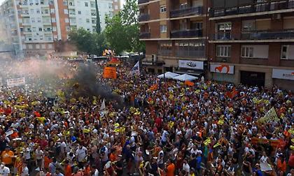 Μεγάλη συγκέντρωση οπαδών της Βαλένθια για να φύγει ο Πίτερ Λιμ - Μαζί και φίλοι της... Θέλτα!