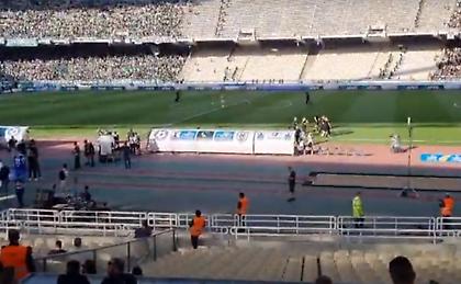 Στον αγωνιστικό χώρο του ΟΑΚΑ εν μέσω αποθέωσης η αποστολή του ΠΑΟΚ