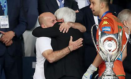 Οι αγκαλιές του Αλαφούζου με τον Γιοβάνοβιτς και παίκτες του Παναθηναϊκού