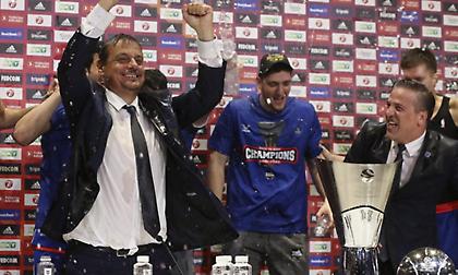 Τα μπουγέλα στον Αταμάν σε αποδυτήρια και συνέντευξη Τύπου