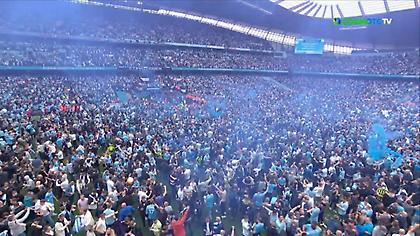 Στον αγωνιστικό χώρο όλοι οι οπαδοί της Μάντσεστερ Σίτι για να γιορτάσουν το πρωτάθλημα!