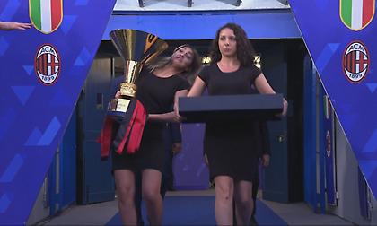 Παραλίγο να… φάει το τρόπαιο της Μίλαν στο κεφάλι η κοπέλα που το κουβαλούσε για την απονομή!