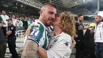 Δάκρυα χαράς των παικτών του Παναθηναϊκού με τις οικογένειες τους