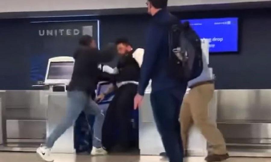 «Θέλεις λίγο ακόμα;»: Αεροσυνοδός χαστούκισε επιβάτη και αυτός τον πλάκωσε στα μπουκέτα!