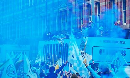 Μάντσεστερ Σίτι: Τρέλα στην πανηγυρική παρέλαση των πρωταθλητών