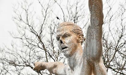 Οπαδοί της Μάλμε έβγαλαν σε δημοπρασία την… μύτη από το άγαλμα του «προδότη» Ιμπραΐμοβιτς!