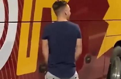 Δύο τύποι… ούρησαν το λεωφορείο της Ρόμα λίγο πριν τον τελικό