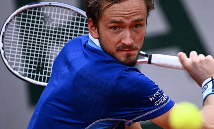 Επιβλητικό ποδαρικό για Μεντβέντεφ στο Roland Garros