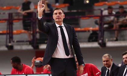 Έξαλλος με τους παίκτες του ο Μπαρτζώκας, πέταξε κάτω το πινακάκι του!