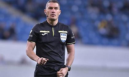 Αποθέωση με πανό για τον... διαιτητή του τελικού στο Conference League!