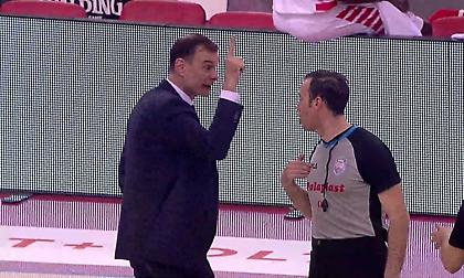 Ο έντονος διάλογος του Μπαρτζώκα με τους διαιτητές
