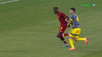 Ο Σενέσι τράβηξε τον Έιμπραχαμ για να μην βγει τετ α τετ, ο διαιτητής έδειξε «παίζετε»