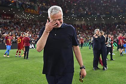 Μουρίνιο με δάκρυα στα μάτια: «Υπάρχουν φήμες για το μέλλον μου, αλλά μένω στη Ρόμα»