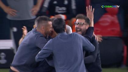 Η στιγμή που περίμενε: Ο Μουρίνιο πανηγύρισε το πέμπτο του ευρωπαϊκό τρόπαιο με πέντε δάχτυλα!