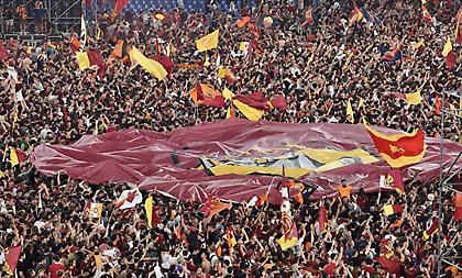 Πάνω από 100 χιλιάδες οπαδοί αποθέωσαν Ρόμα και Μουρίνιο