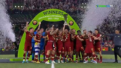 Η απονομή της Ρόμα με το τρόπαιο του Europa Conference League