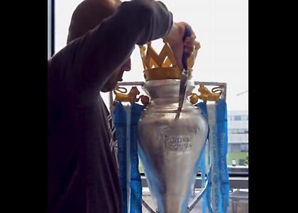 Κέικ στη μορφή της κούπας για την πρωταθλήτρια Αγγλίας Μάντσεστερ Σίτι!