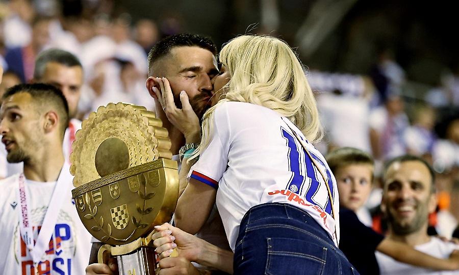Το «καυτό» φιλί της συζύγου του Λιβάγια για την κατάκτηση του Κυπέλλου