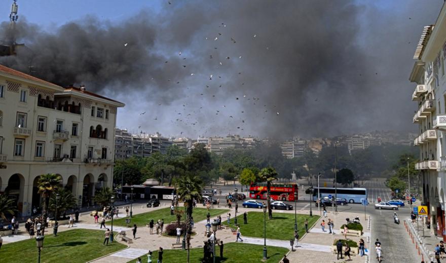 Θεσσαλονίκη: Δύο διασωληνωμένοι από τη φωτιά