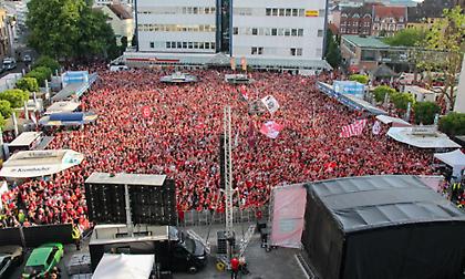 Ασύλληπτο πάρτι για την άνοδο από χιλιάδες οπαδούς της Καϊζερσλάουτερν!