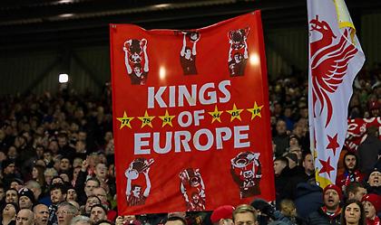 Οι οπαδοί της Λίβερπουλ πικάρουν τα αφεντικά της Παρί με φοβερό πανό στον Πύργο του Άιφελ!