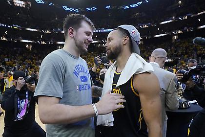 Η αγκαλιά Κάρι-Ντόντσιτς που συνεχάρη έναν-έναν τους Γουόριορς