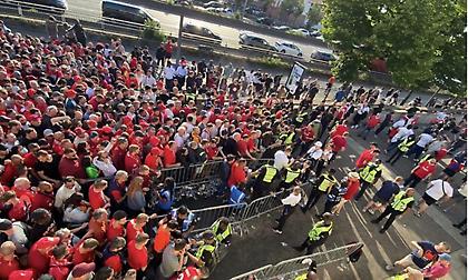 Με καθυστέρηση η σέντρα στον τελικό λόγω του χαμού έξω από το γήπεδο: Δακρυγόνα και ξύλο!