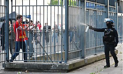 Οπαδοί της Λίβερπουλ έξω από το γήπεδο με εισιτήριο, τους ψεκάζει με σπρέι πιπεριού η αστυνομία!