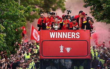 Η παρέλαση της Λίβερπουλ για την κατάκτηση του Λιγκ Καπ και του Κυπέλλου Αγγλίας