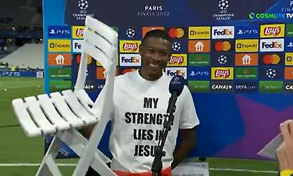 Δημοσιογράφος έδωσε την... καθιερωμένη καρέκλα στον Αλάμπα!