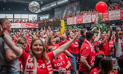 Απόβαση από τους φίλους της Νότιγχαμ Φόρεστ στο ''Wembley''