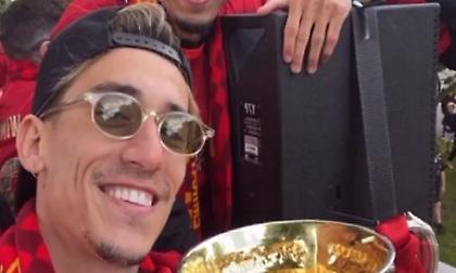 Αγκαλιά με το Κύπελλο στην παρέλαση της Λίβερπουλ ο Τσιμίκας, έβγαζε κραυγές ενθουσιασμού