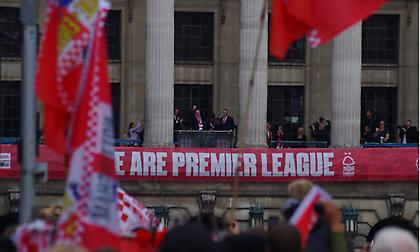 Το Νότιγχαμ τρελάθηκε: Όλη η πόλη στους δρόμους πανηγυρίζει για την άνοδο!