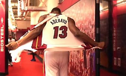 Έσκισε τη φανέλα του ο απογοητευμένος Αντεμπάγιο