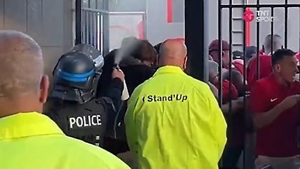 Αστυνομικός ψεκάζει εντελώς απρόκλητα οπαδό της Λίβερπουλ με σπρέι στο πρόσωπο!