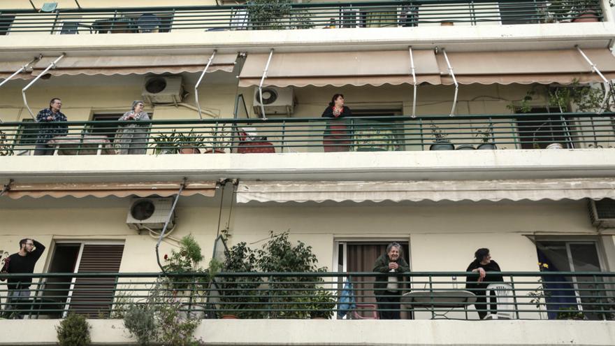 Γαλάτσι: Αστυνομικός έπεσε από μπαλκόνι και σκοτώθηκε - Επικαιρότητα | sport-fm.gr: bwinΣΠΟΡ FM 94.6