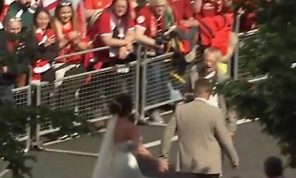 Νιόπαντρο ζευγάρι... έσκασε μύτη στην παρέλαση της Λίβερπουλ!