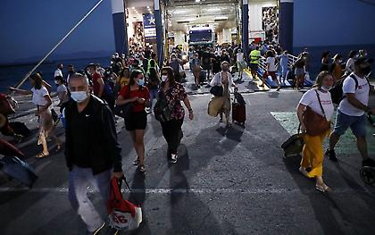 Χρήση μάσκας: Παραμένει υποχρεωτική σε ταξί και φαρμακεία-Τι ισχύει για τα πλοία