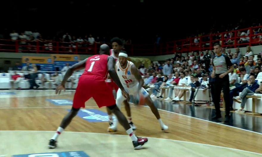 Προμηθέας-Ολυμπιακός: Τρομερή προσπάθεια και κάρφωμα του Φόστερ