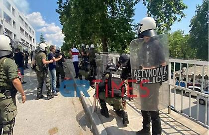 Επεισόδια και πετροπόλεμος στο ΑΠΘ: Πληροφορίες για συλλήψεις - Δείτε βίντεο