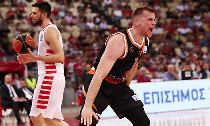 Σκόραρε, πανηγύρισε και… αποδοκιμάστηκε από τους οπαδούς του Ολυμπιακού ο Αγραβάνης!