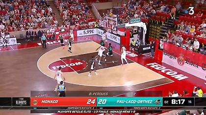 Τρομερό πόστερ κάρφωμα του Μπέικον!