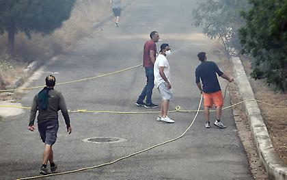 Φωτιά στη Βούλα: Στις αυλές των σπιτιών οι φλόγες
